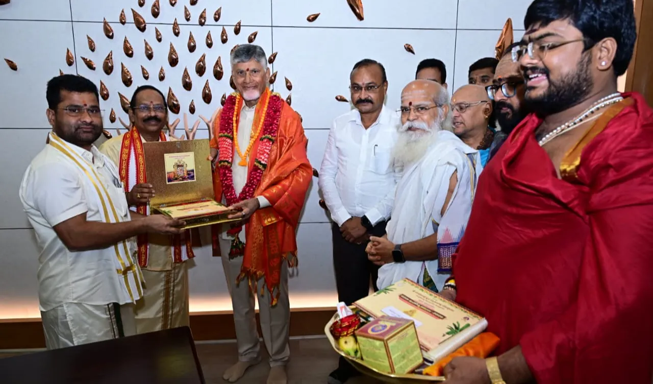 ఇంద్రకీలాద్రి దసరా ఉత్సవాలకు చంద్రబాబుకు ఆహ్వానం