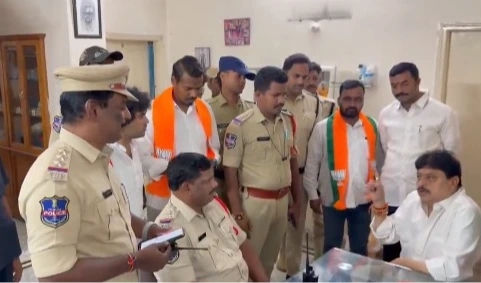 రామంతాపూర్‌కు వెళ్లకుండా రామచందర్‌రావు హౌస్ అరెస్ట్