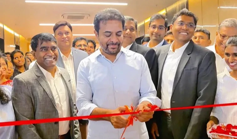 ర్యాండమ్‌ట్రీస్ కార్యాలయాన్ని ప్రారంభించిన కేటీఆర్