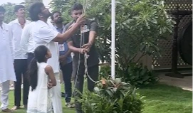తన నివాసంలో త్రివర్ణ పతాకాన్ని ఎగురవేసిన చిరంజీవి