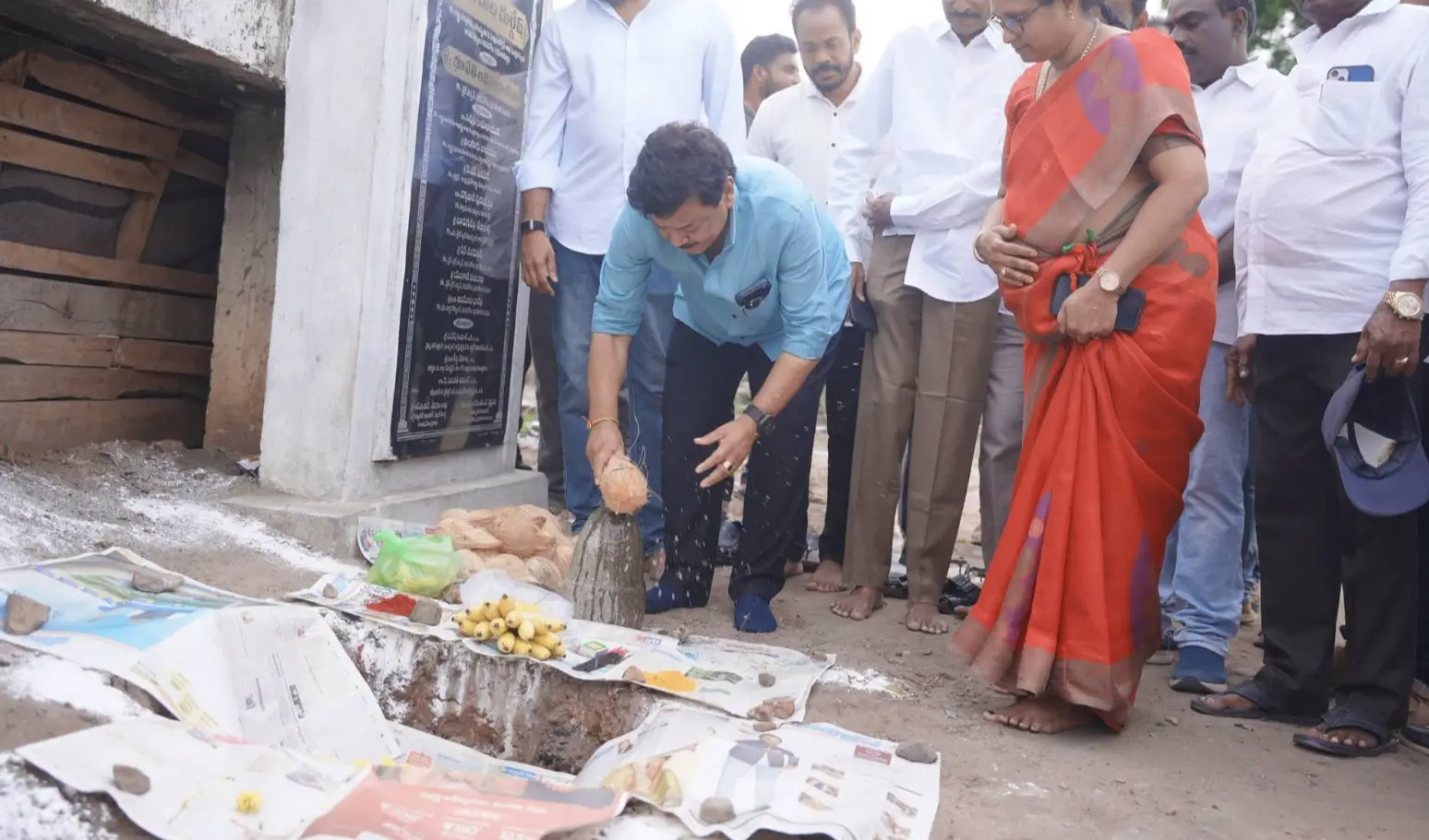 నిడదవోలులో రూ.35 లక్షలతో మెటల్ రోడ్డు నిర్మాణం ప్రారంభం