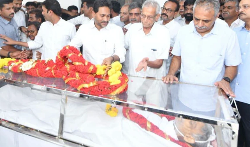 పులివెందులలో జగన్.. వైఎస్ ఆనంద్‌రెడ్డికి తుది నివాళి
