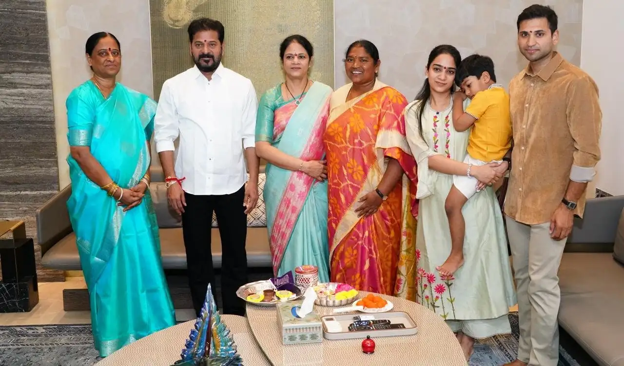 సీఎం రేవంత్ రెడ్డికి రాఖీలు కట్టిన మహిళా నేతలు, బాలికలు