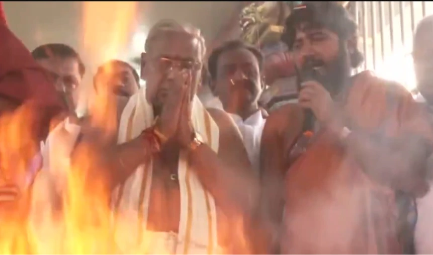 వర్షాల కోసం మహంకాళి ఆలయంలో హనుమంతరావు పూజలు