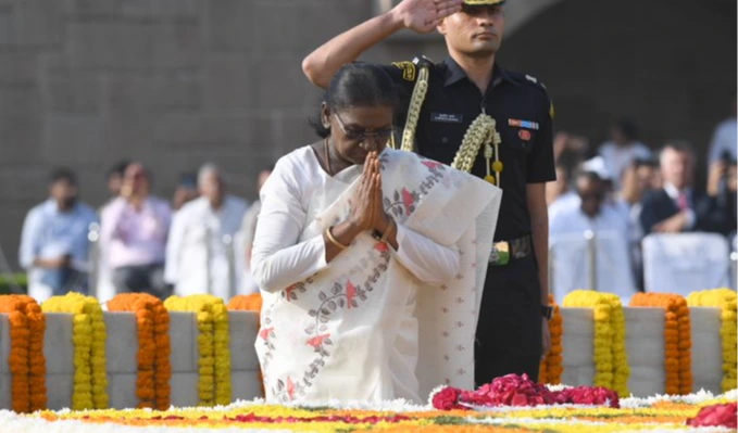 రాజ్‌ఘాట్‌లో మహాత్మా గాంధీకి రాష్ట్రపతి ముర్ము నివాళులు