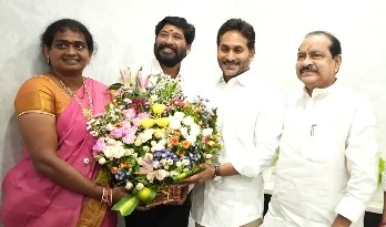 జగ్గంపేట నేత సూర్యచంద్ర దంపతులు వైఎస్సార్‌సీపీలో చేరిక