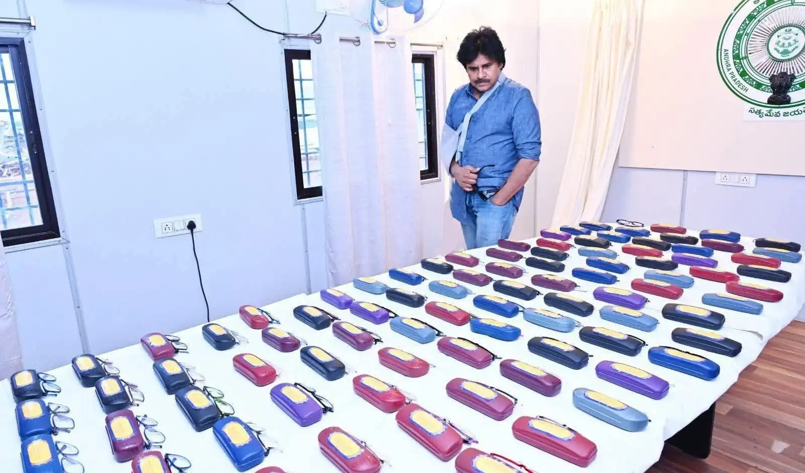 పవన్ చేయూత.. క్రోచెట్ కళాకారులకు కళ్లజోళ్లు
