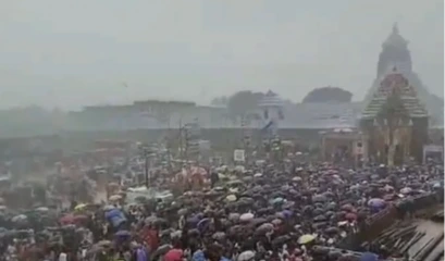 వర్షంలోనూ పూరీ రథాల దర్శనానికి భక్తులు