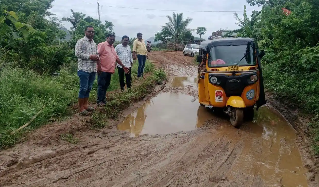 పెద్దవలస–బంధవలస రోడ్డుపై స్థానికుల ఆగ్రహం