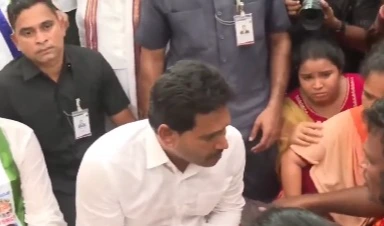 బోటు ప్రమాద బాధితులను పరామర్శించిన జగన్