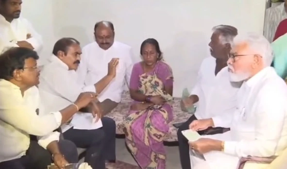 సాయికృష్ణ కుటుంబానికి అంబటి, తోట రూ.20 లక్షల ఆర్థిక సాయం