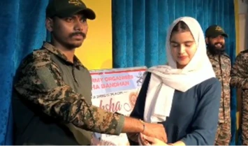 రాఖీ పండుగ.. సైనికులకు రాఖీలు కట్టిన కశ్మీర్ బాలికలు