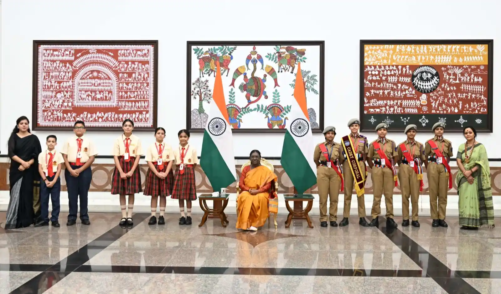 చిన్నారులతో రాష్ట్రపతి ద్రౌపదీ ముర్ము రాఖీ వేడుకలు