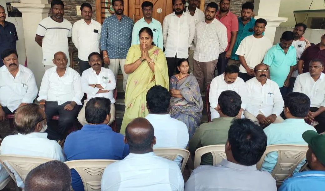 పత్తికొండలో వైసీపీ శ్రేణులతో కంగాటి శ్రీదేవమ్మ భేటీ