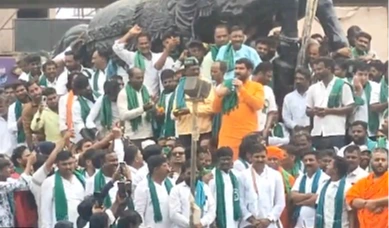 కర్ణాటకలో చెరకు రైతుల ఆందోళన