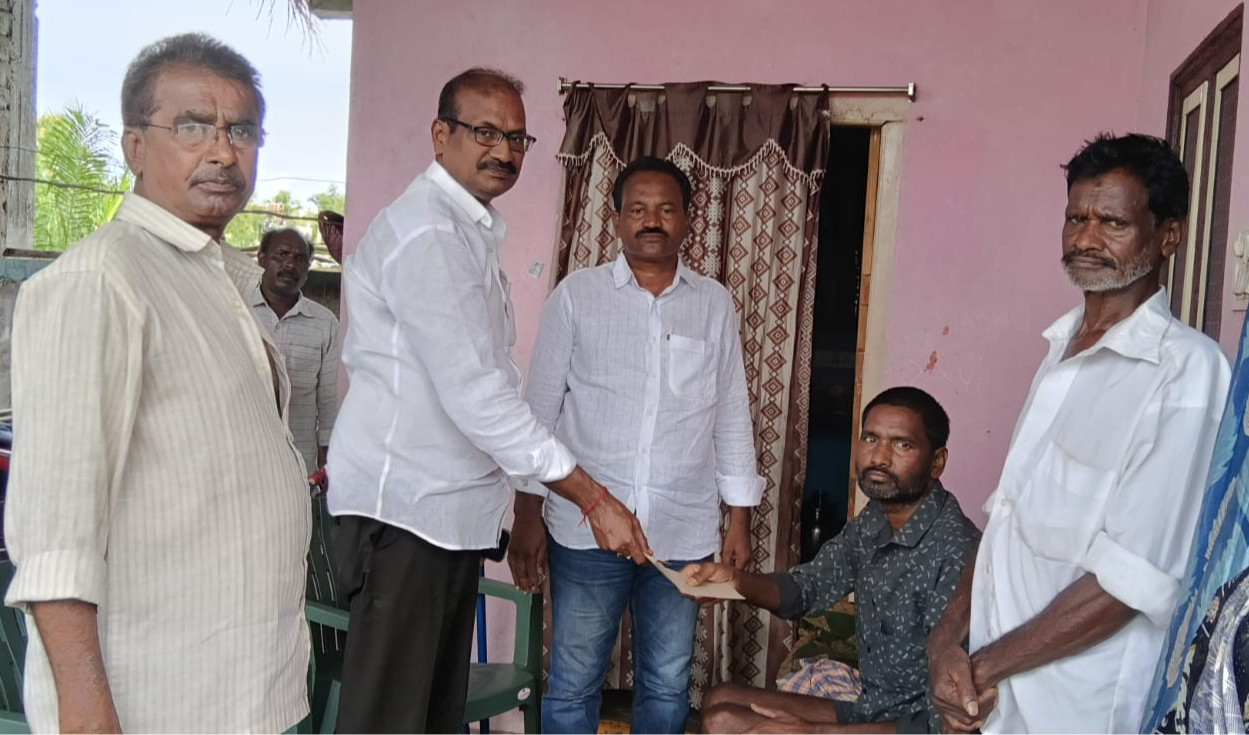 మాజీ ఉపసర్పంచ్ రాజారావును పరామర్శించిన నేతలు