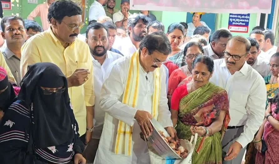 త్వరలో కందిపప్పు, పామాయిల్‌ రాయితీపై పంపిణీ: మనోహర్‌