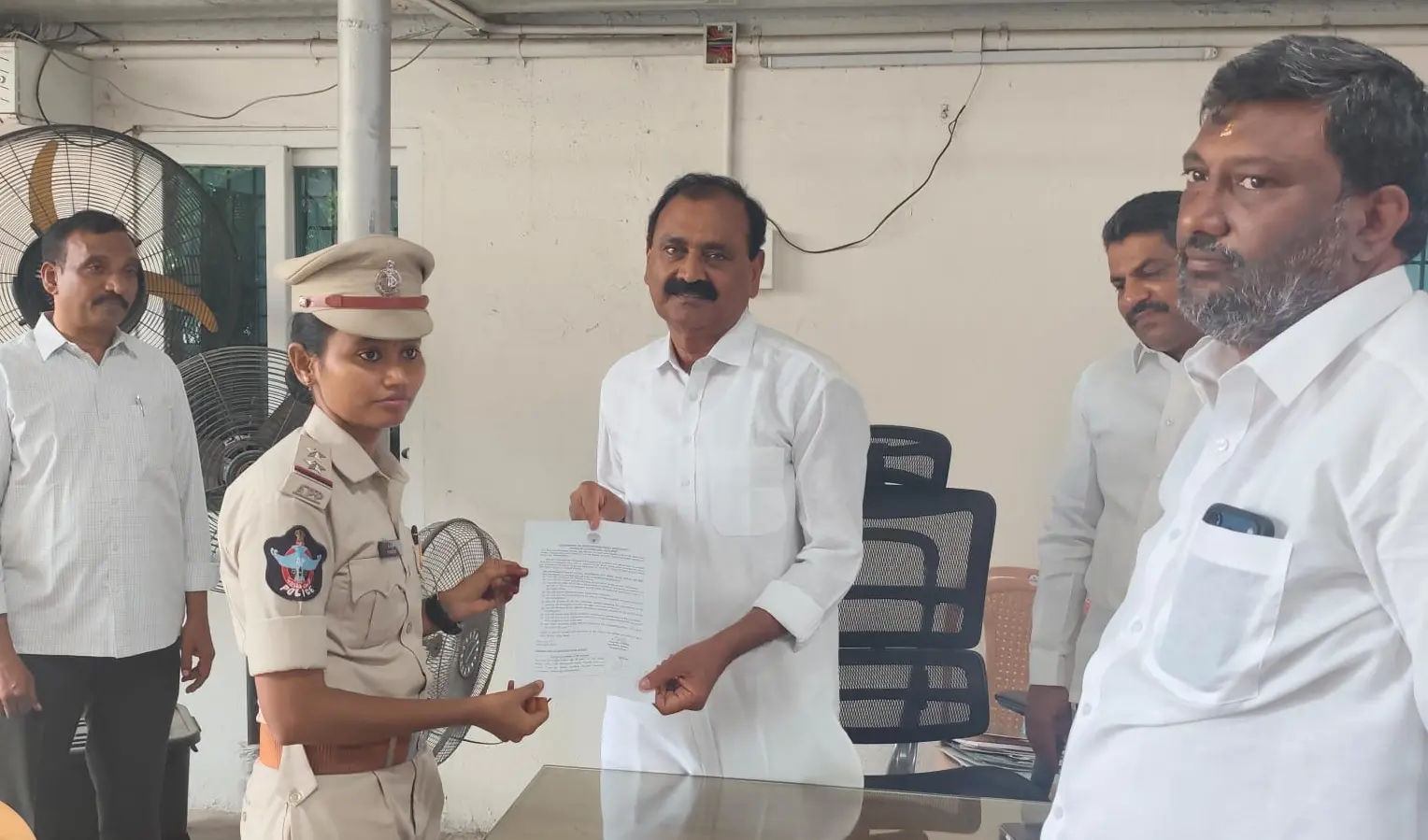భూమన కరుణాకర్ రెడ్డికి పోలీసుల నోటీసులు