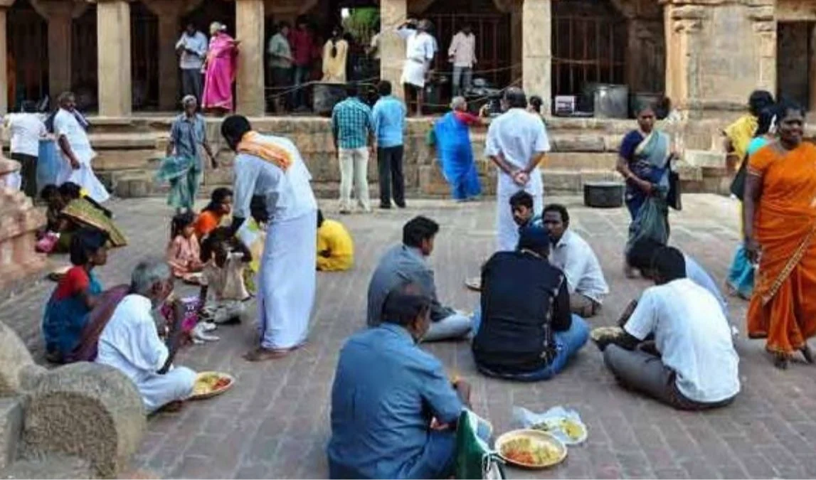 గుడిలో కూర్చోవడం వెనుక ఆధ్యాత్మిక విశేషాలు