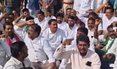 జనగామలో ఎర్రబెల్లి ధర్నా.. లక్కీడ్రా రద్దుకు డిమాండ్