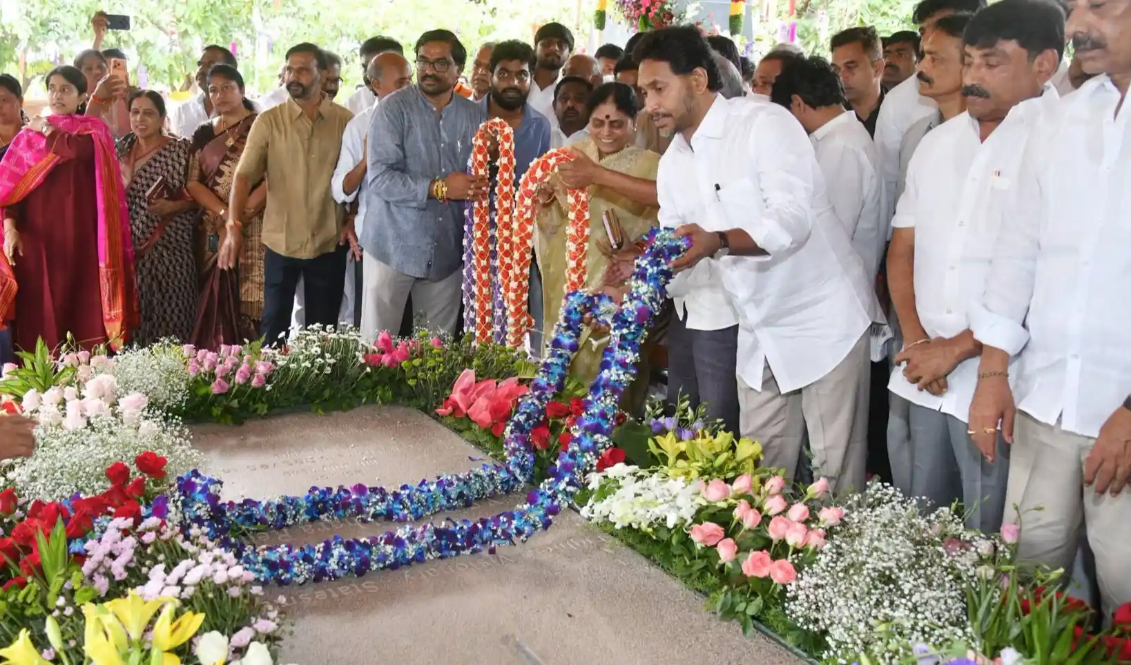 వైఎస్సార్ 17వ వర్ధంతి.. ఇడుపులపాయలో జగన్ నివాళులు