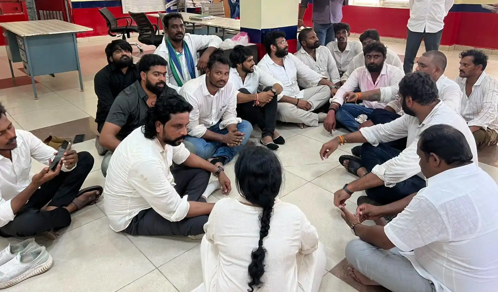 డీఎస్సీ అక్రమాలపై నిరసన.. యువ నేతలను అరెస్ట్