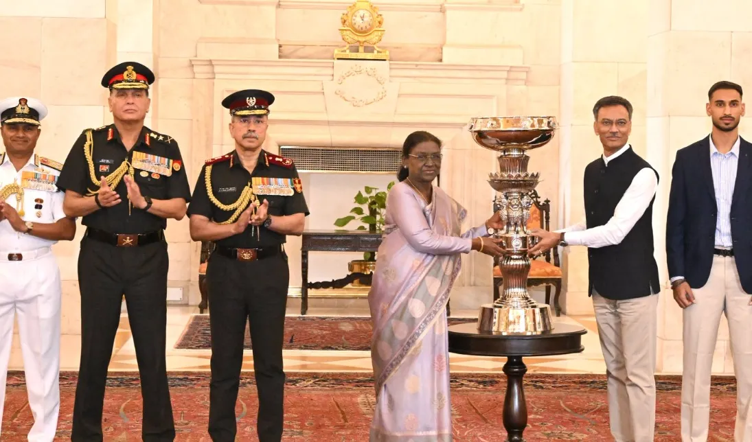 ఈస్ట్ బెంగాల్‌కు ప్రెసిడెంట్స్ కప్ అందించిన ముర్ము