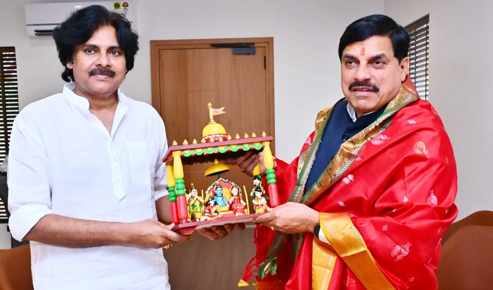 డిప్యూటీ సీఎం పవన్ కళ్యాణ్‌తో మధ్యప్రదేశ్ సీఎం భేటీ