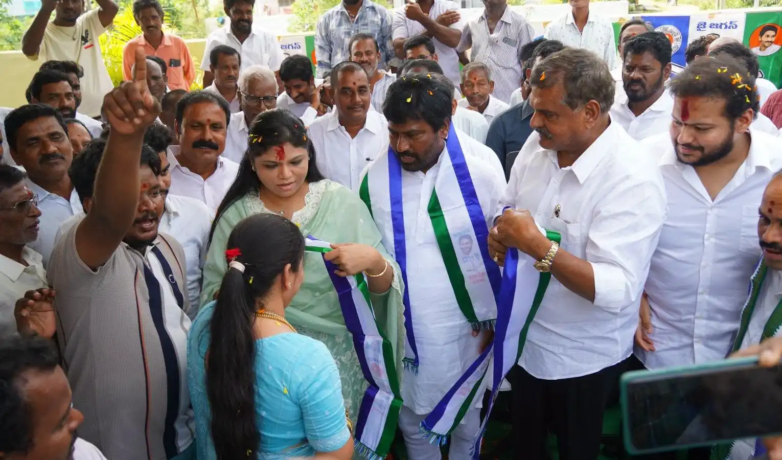బొత్స సమక్షంలో వైసీపీలోకి 300 కుటుంబాలు చేరికలు