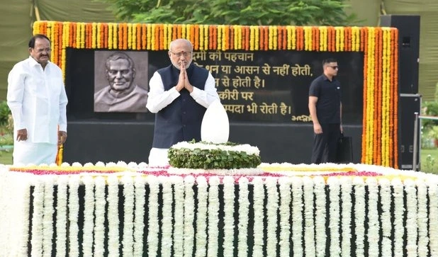 మాజీ ప్రధాని అటల్ బిహారీ వాజ్‌పేయీ  ఉపరాష్ట్రపతి ఘన నివాళి