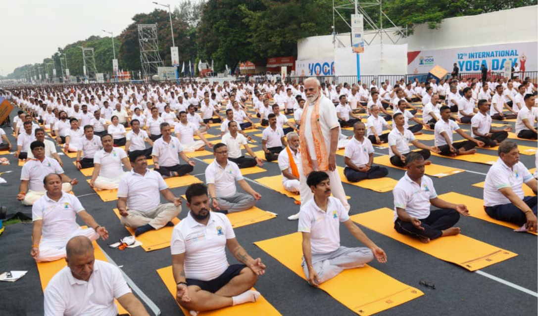 మోదీ ప్రశంసలు.. కోల్‌కతాలో ఘనంగా యోగా దినోత్సవం