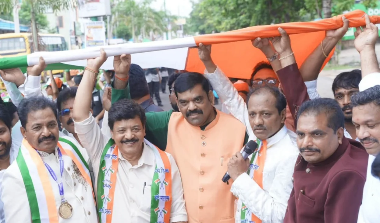 రాజమహేంద్రవరంలో భారీ జాతీయ జెండా ర్యాలీ