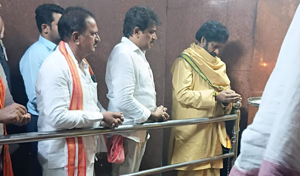 మంగళగిరి పానకాల స్వామిని దర్శించుకున్న పవన్ కళ్యాణ్