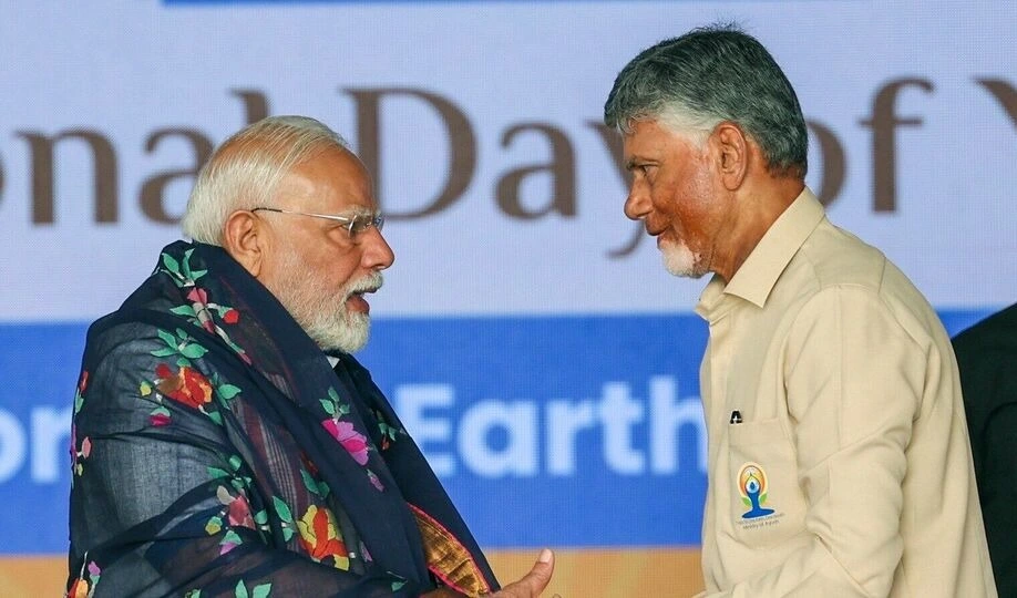 మోదీ 25 ఏళ్ల సేవలు అసాధారణం: చంద్రబాబు