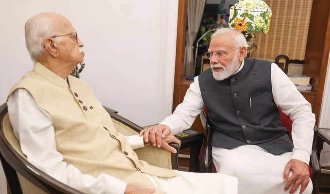 మాజీ ఉప ప్రధాని అద్వానీని కలిసిన ప్రధాని మోదీ