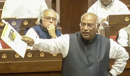 అమిత్ షా రాజీనామా చేయించండి: ప్రధానికి ఖర్గే డిమాండ్