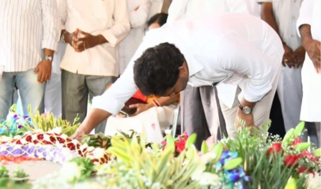 వైఎస్సార్‌కు జగన్ ఘన నివాళులు