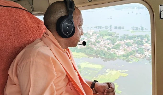 యూపీ సీఎం యోగి ఏరియల్‌ సర్వే- బాధితులకు సహాయం