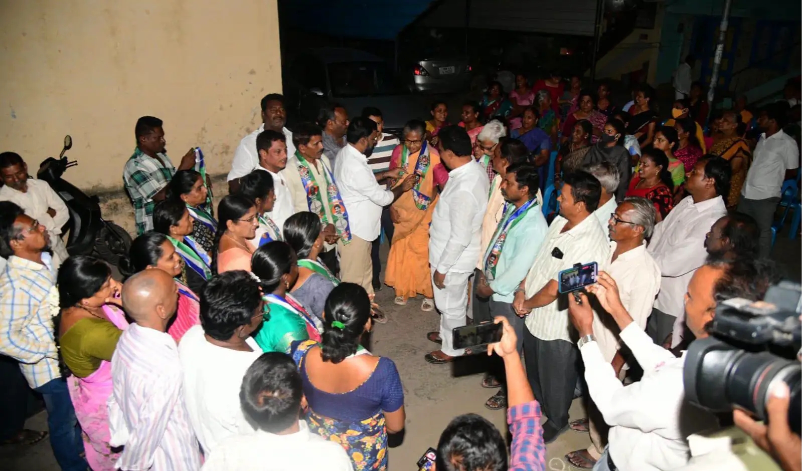 కడపలో వైఎస్సార్‌సీపీలోకి 100 కుటుంబాల చేరిక