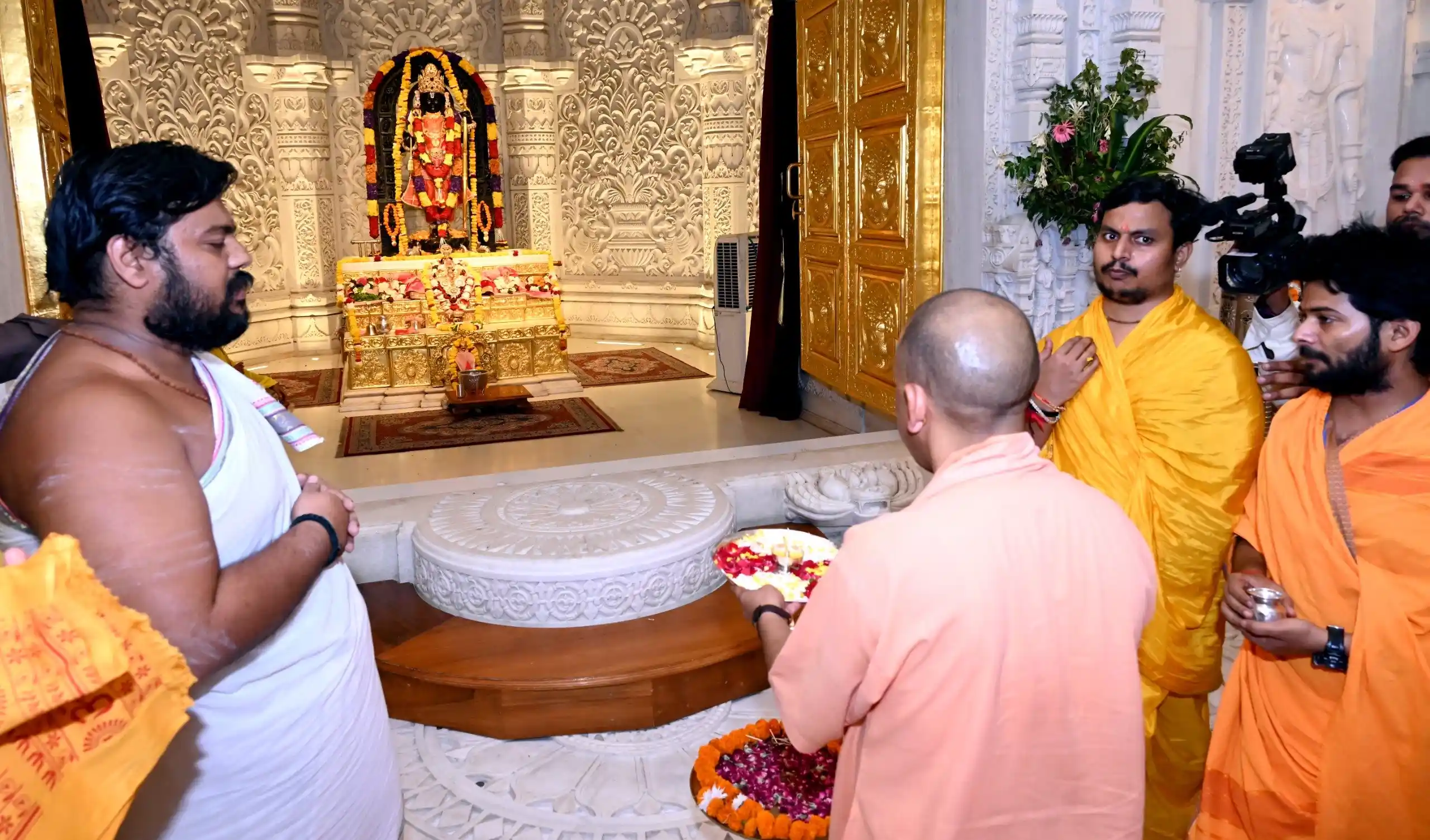 అయోధ్యలో రామలల్లాను దర్శించుకున్న సీఎం యోగి