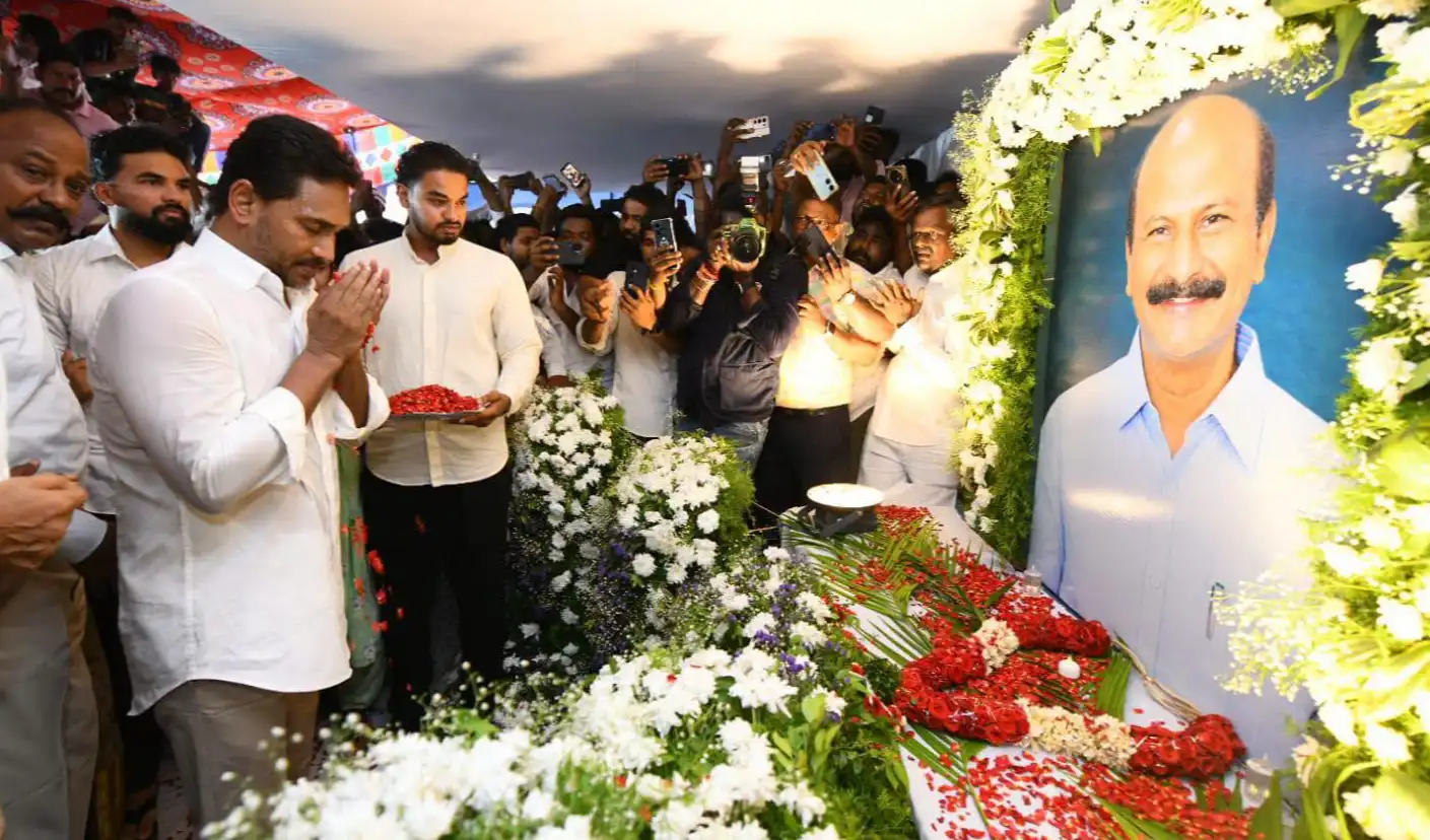 రాజశేఖర్ కుటుంబాన్ని పరామర్శించిన వైఎస్ జగన్