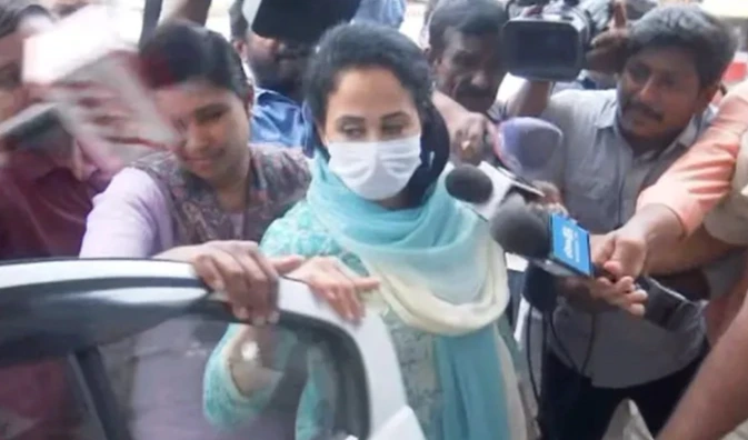 పోలీసుల ఎదుట యూట్యూబర్ రమానందన