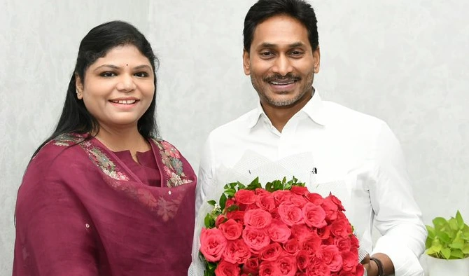జగన్‌ను కలిసిన భీమిలి సమన్వయకర్త బొత్స అనూష
