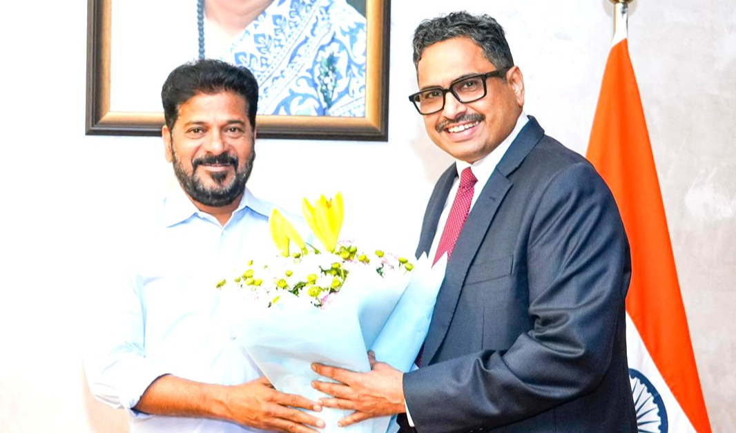 సీఎం రేవంత్‌ను కలిసిన నూతన సీఎస్ సంజయ్ జాజు