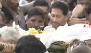 ముద్రగడకు తుది నివాళి అర్పించిన జగన్