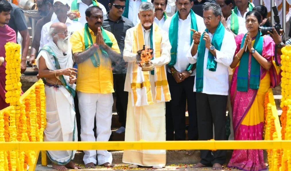 ఇబ్రహీంపట్నం పవిత్ర సంగమంలో సీఎం చంద్రబాబు జలహారతి