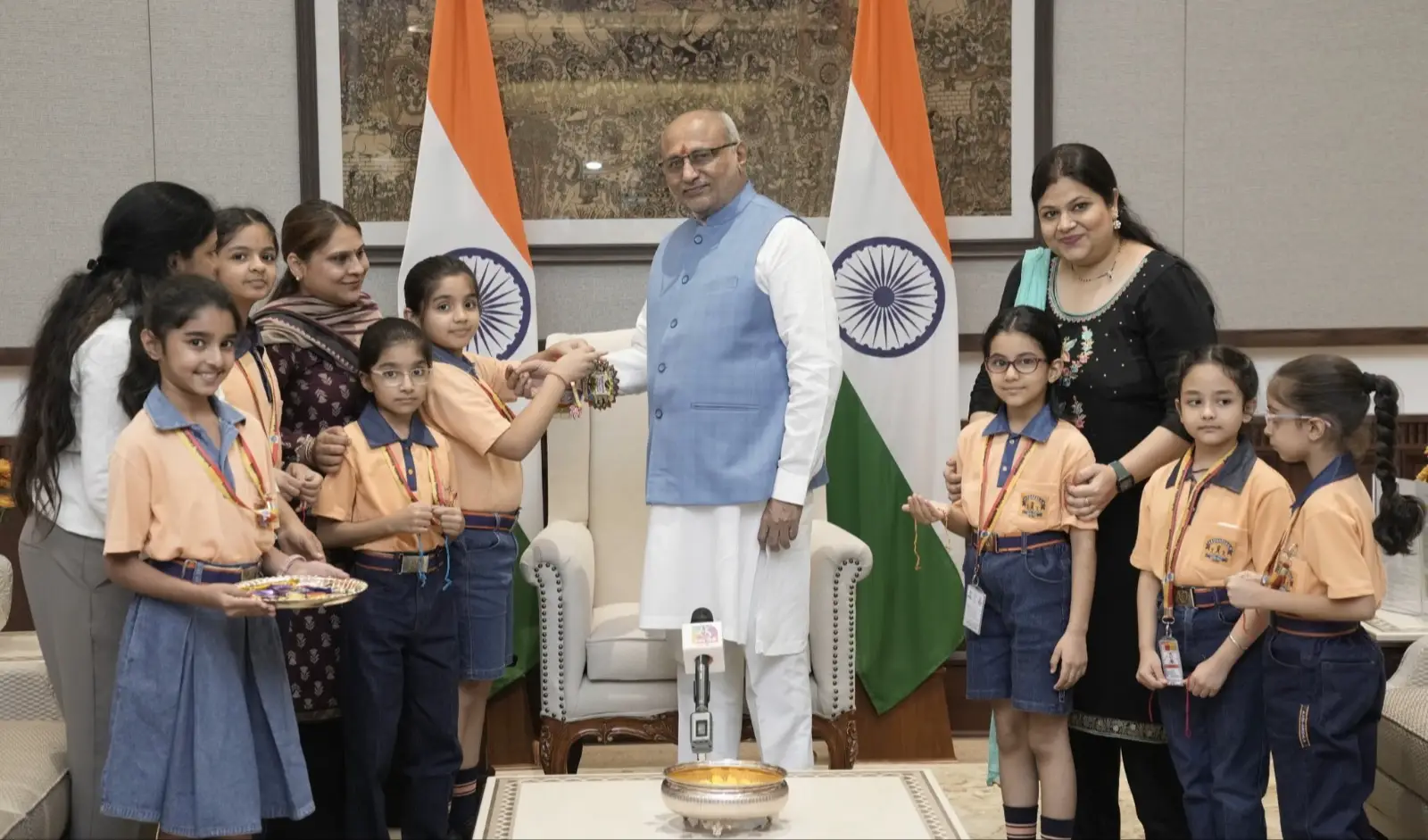 చిన్నారులతో ఉపరాష్ట్రపతి రాధాకృష్ణన్ రాఖీ వేడుకలు